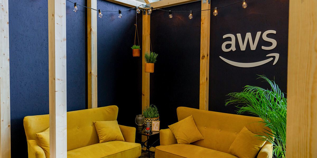 StreamingBox für Amazon Web Services mit gelben Sofas