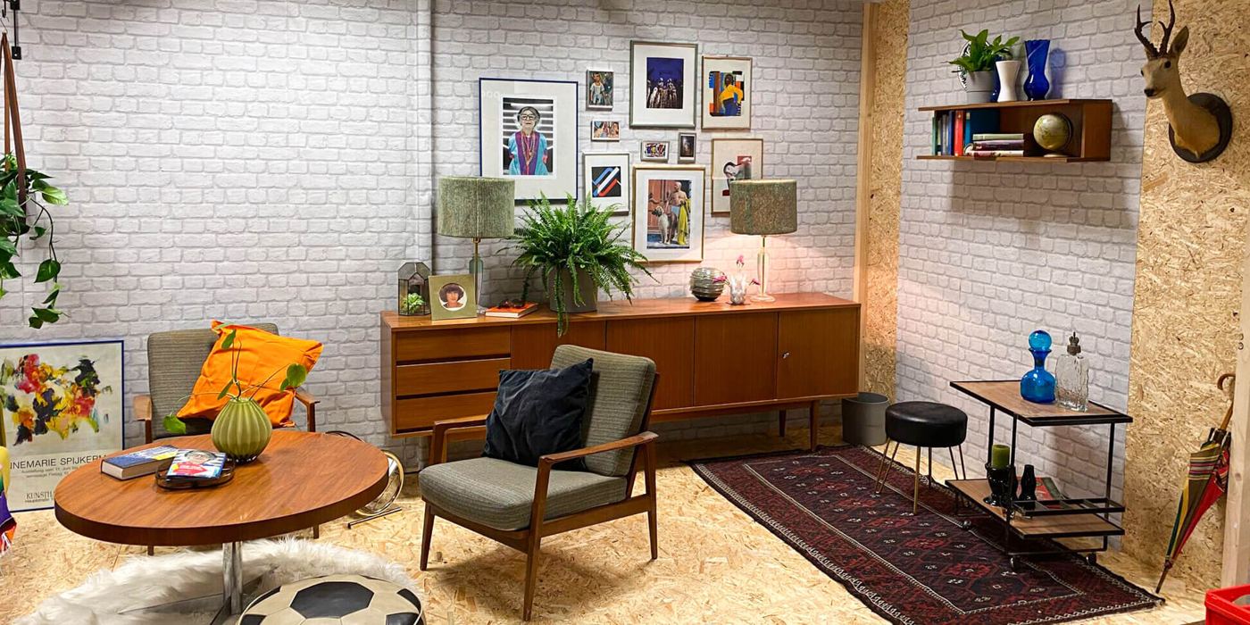 Wohnzimmer-Set mit Teppich, Couchtisch und Pflanzen