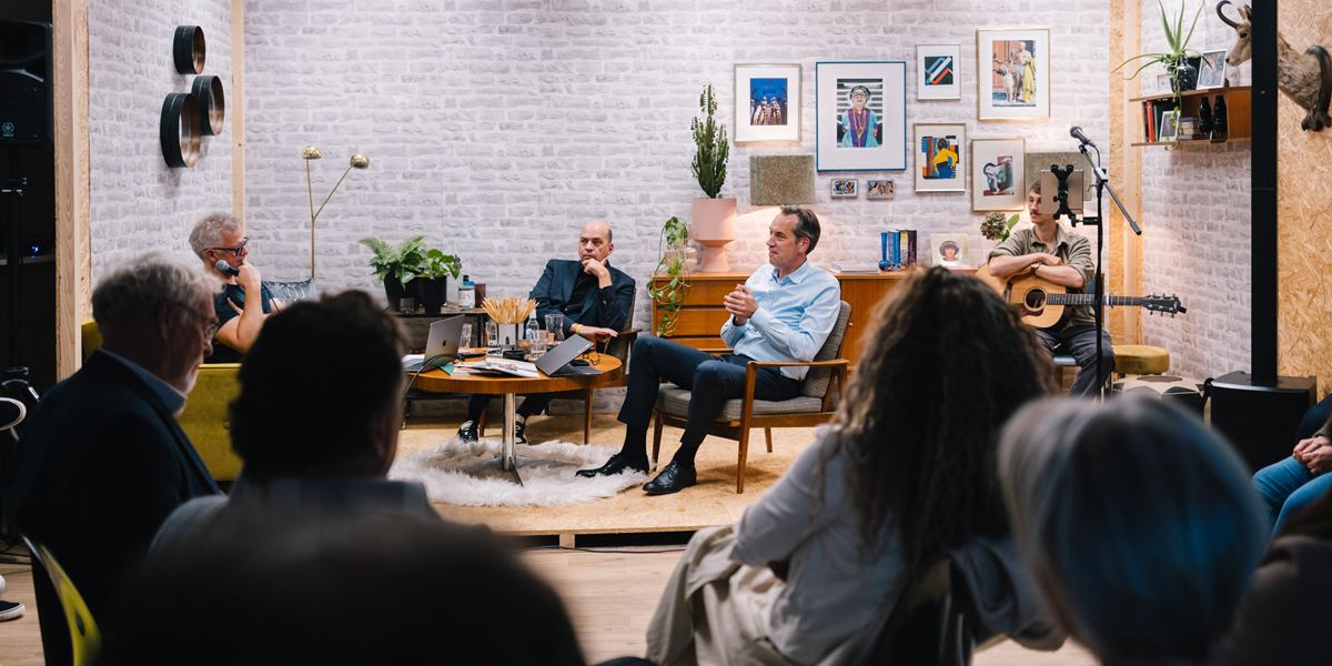 Talkrunde mit Gitarrist vor Publikum
